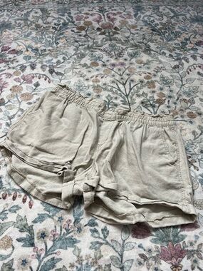 Old Navy Light Cream Elastic-Waist Tie-Hem Shorts